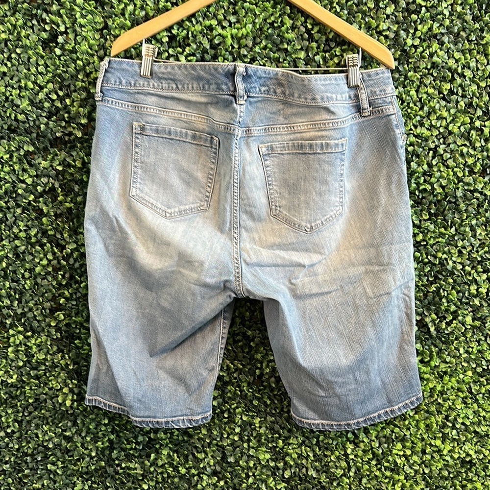 Torrid Boyfriend Distressed Ripped Leg Light Wash Bermuda Stretch Shorts Size 16 - Picture 8 of 8